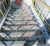 鉄板（縞鋼板）・コンクリート・木材・タイルなどのすべり止めペンキ塗料です。工場の鉄階段への滑り止め施工です。フォークリフト・自動車・ダンプトラック・自転車・歩行者の滑り止め/スリップ防止に。