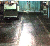コンクリート床面にすべり止め施工を施す前の写真です。鉄板（縞鋼板）・コンクリート・木材・タイルなどのすべり止めペンキ塗料です。工場の鉄階段への滑り止め施工です。フォークリフト・自動車・ダンプトラック・自転車・歩行者の滑り止め/スリップ防止に。