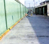 部品棚倉庫の坂道でのフォークリフトスリップ防止施工例。鉄板（縞鋼板）・コンクリート・木材・タイルなどのすべり止めペンキ塗料（無溶剤）です。フォークリフト・自動車・ダンプトラック・自転車・歩行者の滑り止め/スリップ防止に。